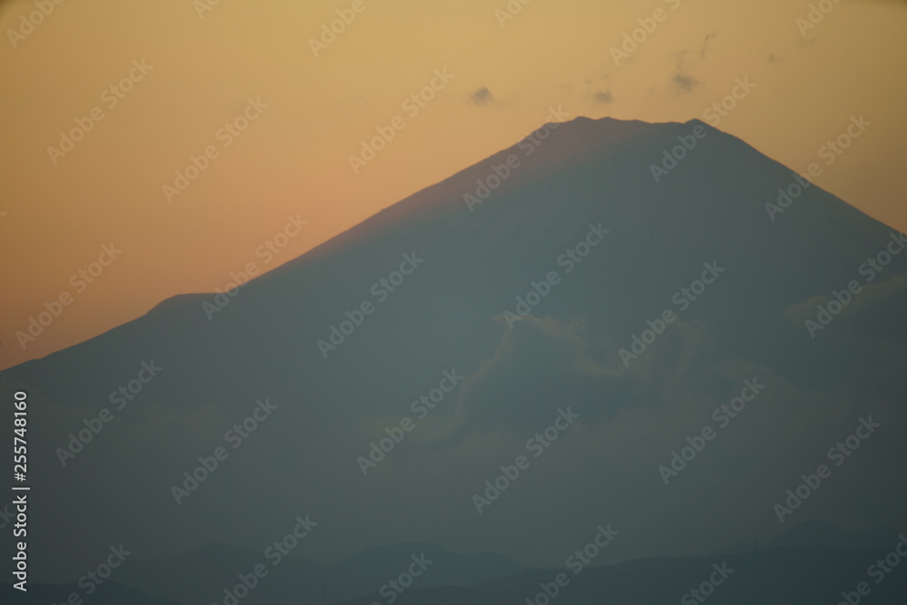 横浜ランドマークタワーから見える富士山と夕暮れ