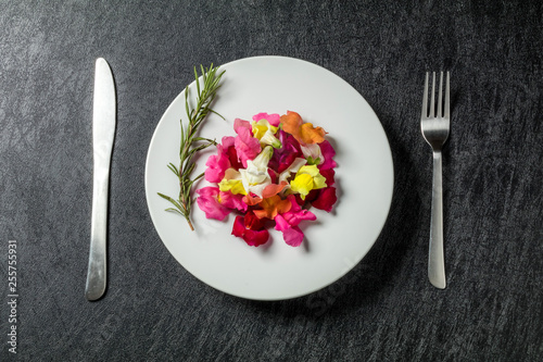 きれいな食用花　エディブルフラワー　Edible flower salad