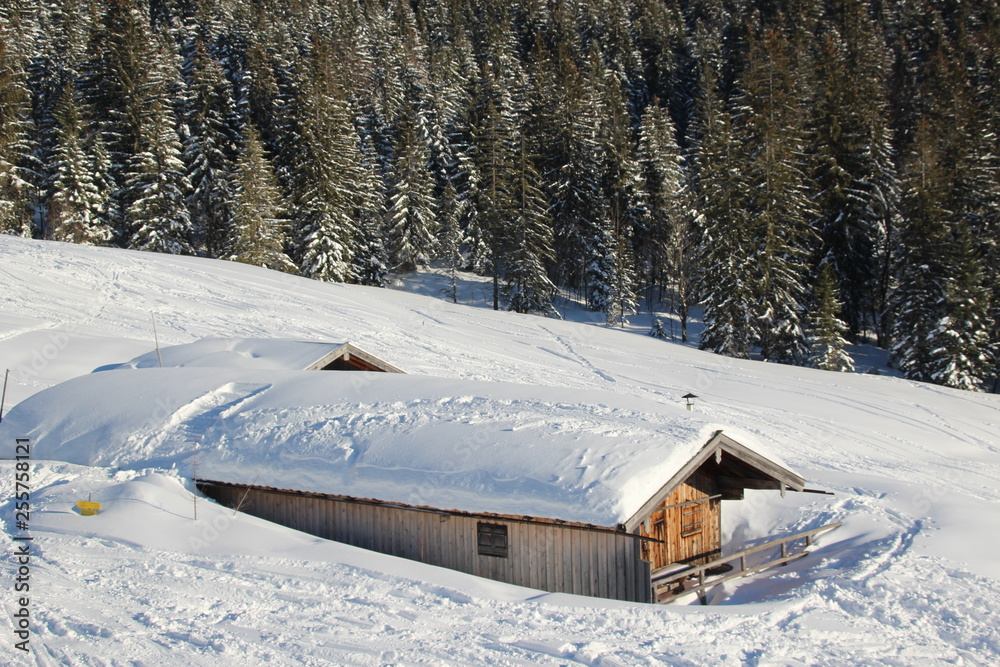 Tief verschneite Berghütte an der Suttenabfahrt Tief verschneite Berghütte an der Suttenabfahrt