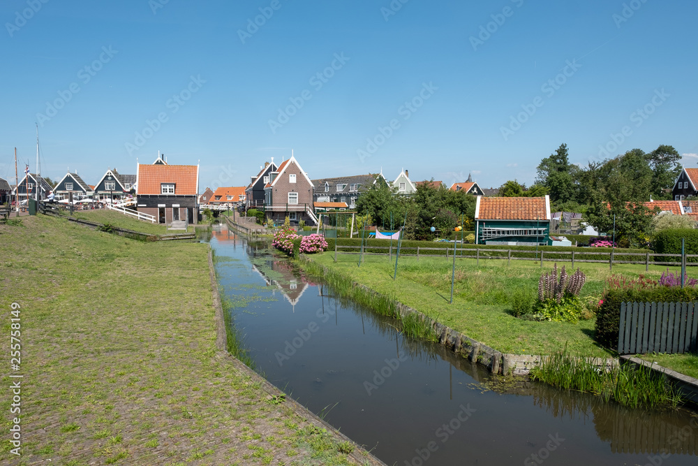 Obraz premium houses on the river