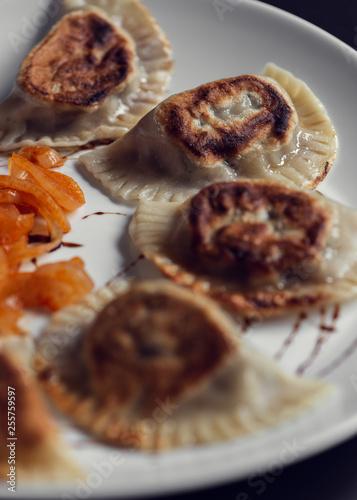 Pierogi de carna con salsa cítrica photo