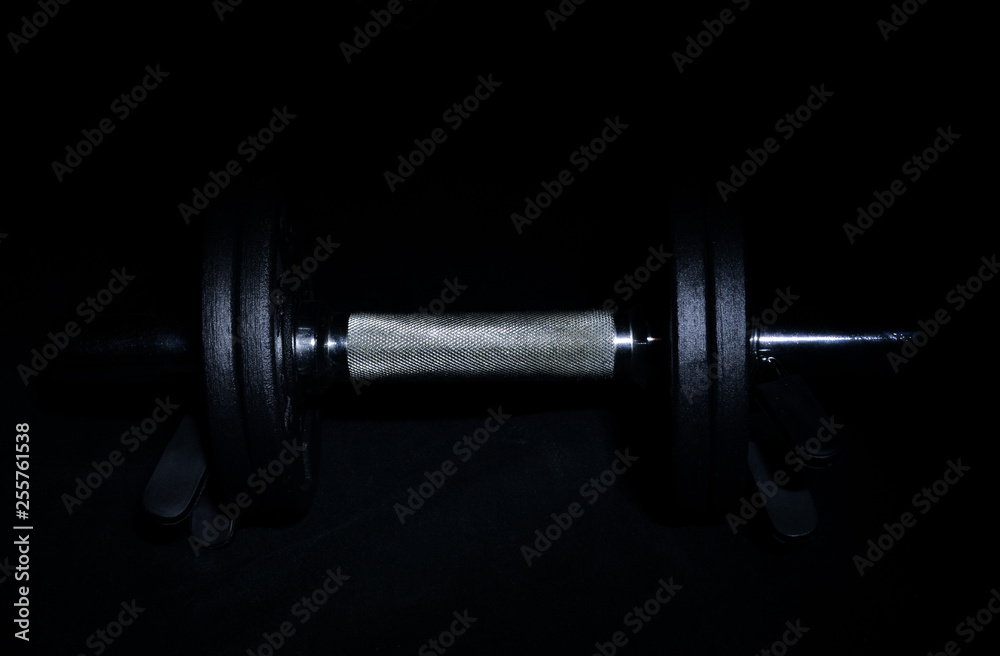 pesi da palestra, closeup su sfondo nero Stock Photo | Adobe Stock