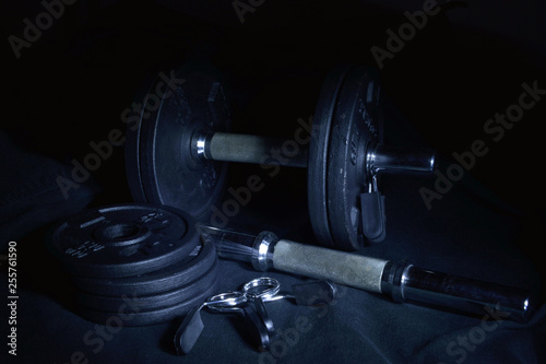 pesi da palestra, closeup su sfondo nero