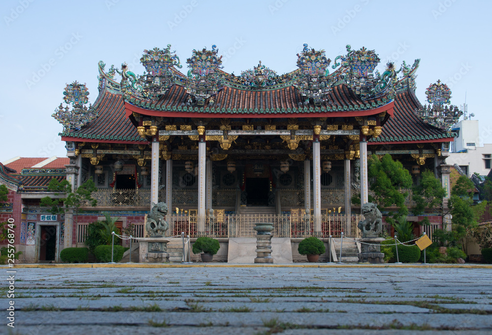 Fototapeta premium colorful buddhism temple on penang inmalysia by sunset