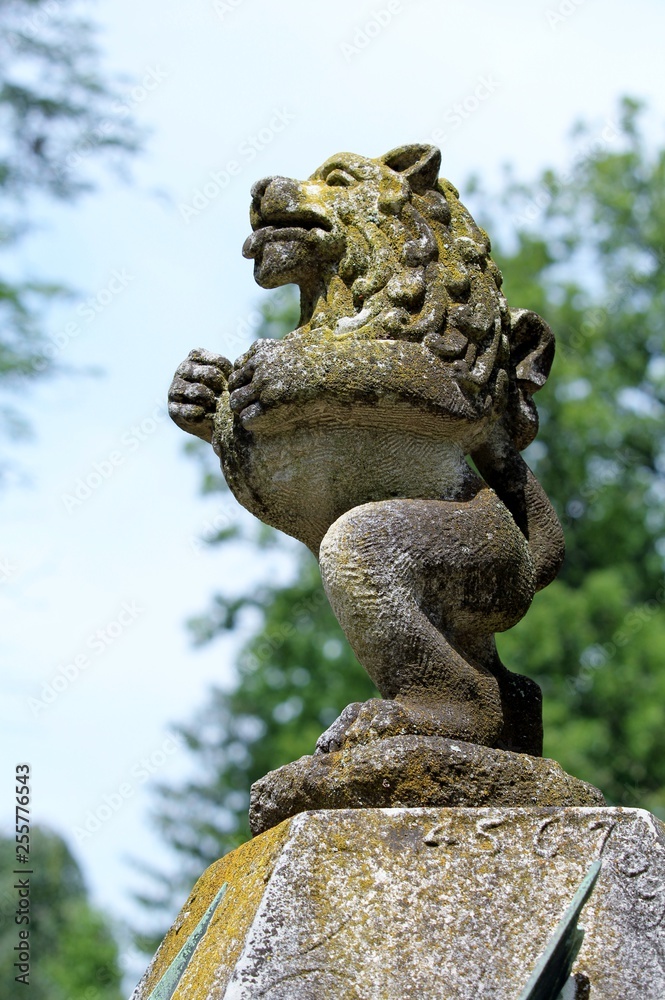 statue of lion