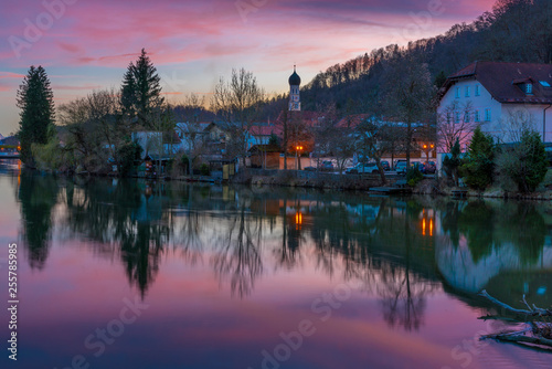 Sonnenuntergang über Wolfratshausen in Bayern © zauberblicke