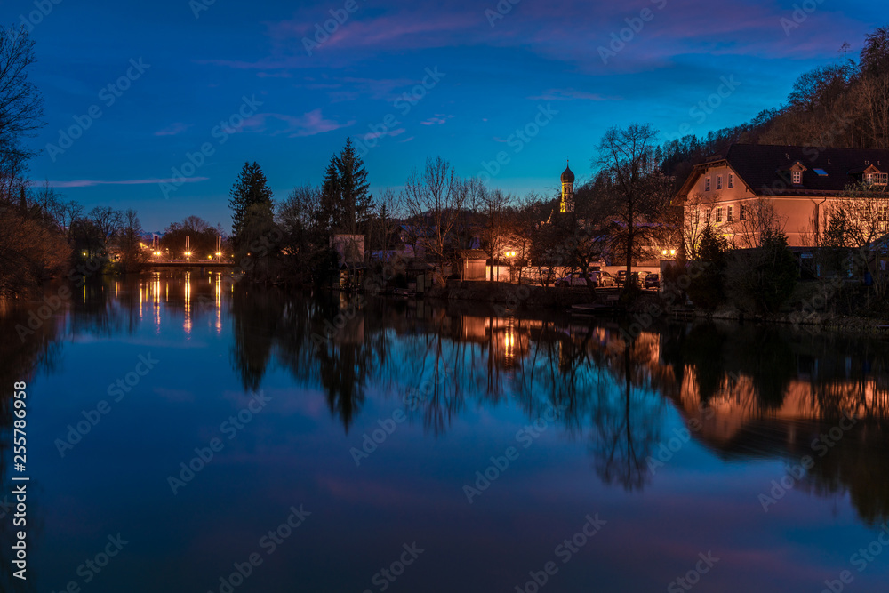 Naklejka premium Wolfratshausen in Oberbayern bei Nacht