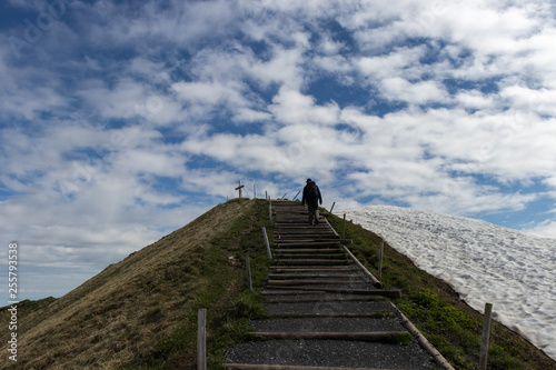 Wanderer auf dem Weg zum Gipfel