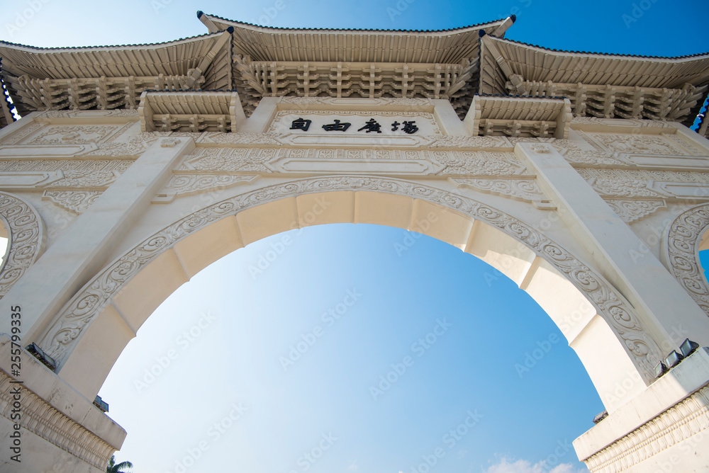 Fototapeta premium Taipei, Taiwan - January 25, 2019: The main gate National Chiang Kai-shek Memorial Hall