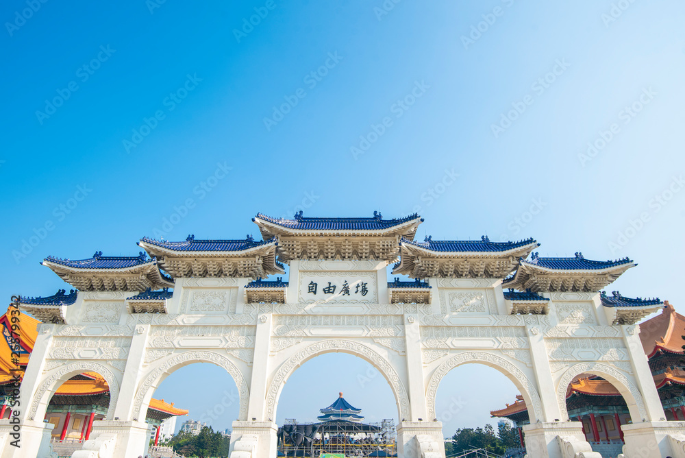 Fototapeta premium Taipei, Taiwan - January 25, 2019: The main gate National Chiang Kai-shek Memorial Hall