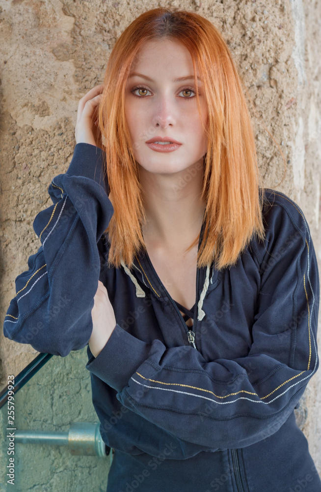 Ritratto di una bella modella con i capelli rossi