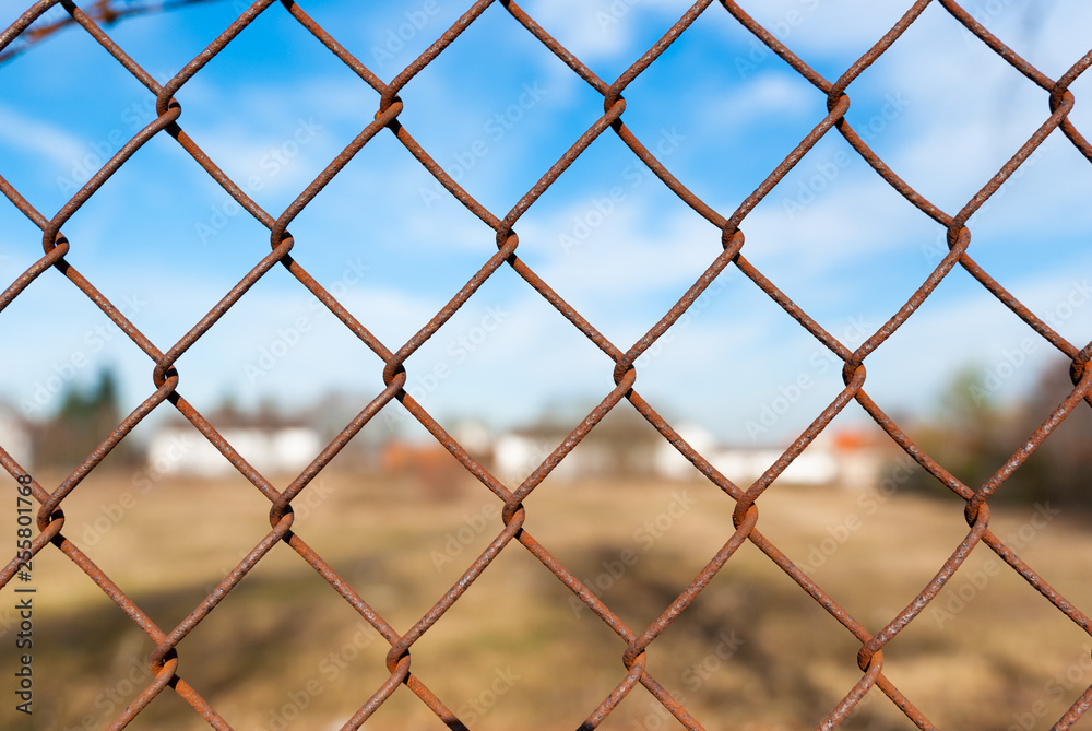 Fototapeta premium Rostiger Maschendrahtzaun vor einer Brache