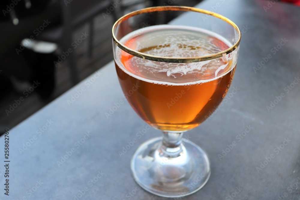 VERRE DE BIERE BLONDE SUR FOND GRIS VERRE DE BIERE BLONDE SUR FOND GRIS