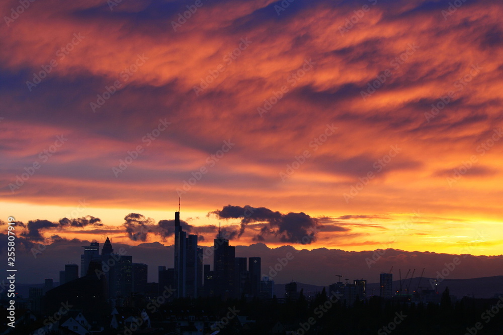 Brennender Himmel mit Skyline von Frankfurt