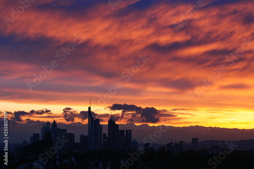 Brennender Himmel mit Skyline von Frankfurt