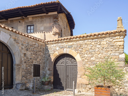 Vistas de una fachada antigua con una puerta en el pueblo de Potes en Asturias  verano de 2018