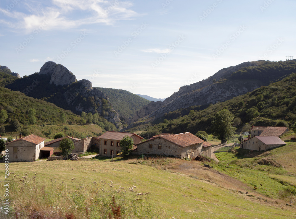 Paisaje rural con casas antiguas de piedra, desde el mirador de Piedras Luengas en Asturias, verano de 2018