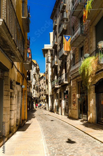 Fototapeta Naklejka Na Ścianę i Meble -  Streets and scenic buildings in historic old town of Girona, Spain