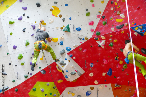 Klettern bouldern in Kletterhalle photo