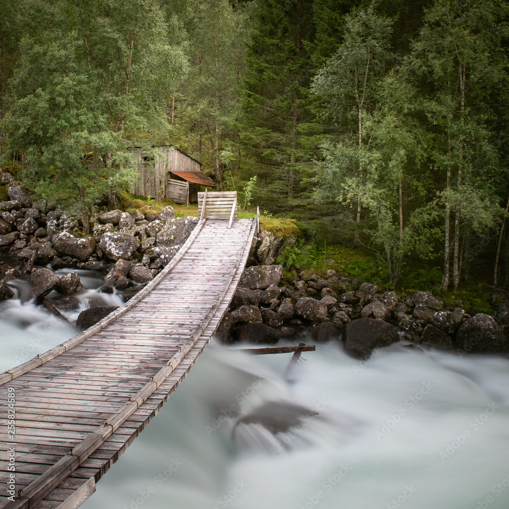 Wasserfallwanderung bei Kinsarvik auf die Hardangervidda. Schöne Wanderung entlang wirklich beeindruckenden Wasserfällen im Husedalen Tal. Wasserfallwanderung bei Kinsarvik auf die Hardangervidda. Schöne Wanderung entlang wirklich beeindruckenden Wasserfällen im Husedalen Tal.