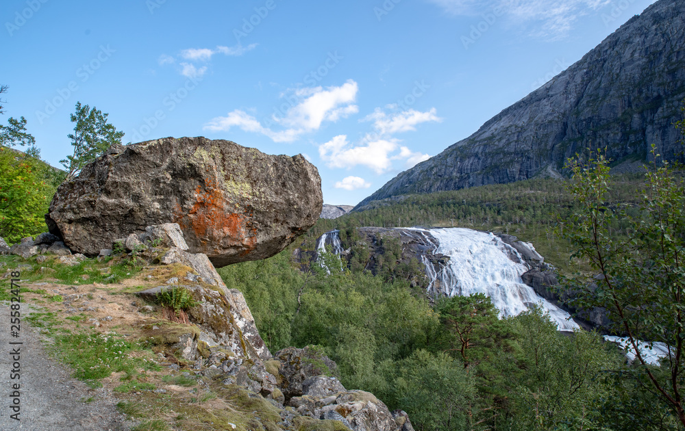 Wasserfallwanderung bei Kinsarvik auf die Hardangervidda. Schöne Wanderung entlang wirklich beeindruckenden Wasserfällen im Husedalen Tal. 