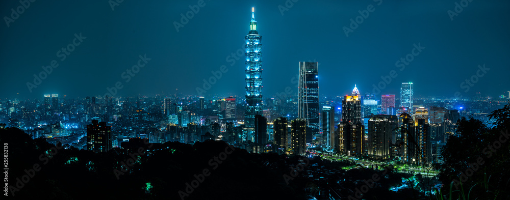 Fototapeta premium Piękna panorama Tajpej w nocy. Przedstawiono wieżowiec Taipei 101. Tajwan