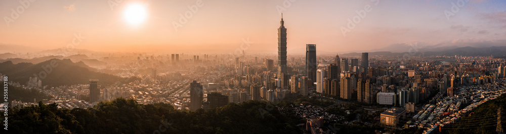 Fototapeta premium Zdjęcie panoramy z lotu ptaka - Zachód słońca nad miastem Tajpej na Tajwanie. Przedstawiono wieżowiec Taipei 101.