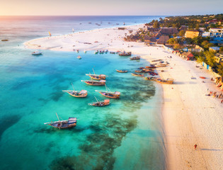 Fototapete Sansibar Boote vor Sansibars Strand bei Sonnenuntergang  © den-belitsky