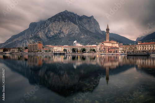 Fotografía Lecco city reflected on the lake