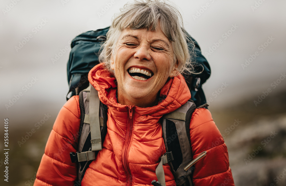 Senior woman enjoying her hiking trip - obrazy, fototapety, plakaty 