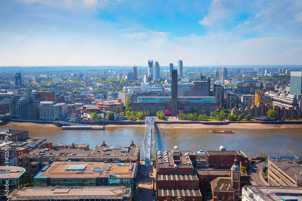 Obraz premium View of London cityscape from the Golden Gallery of St. Paul's Cathedral