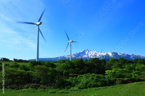 鳥海山と風力発電