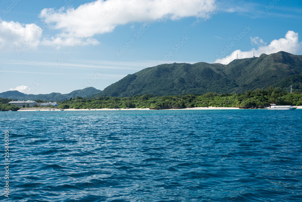 海から見た石垣島の川平湾