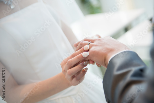 写真素材: 指輪交換　結婚式　ウェディング　ブライダル　挙式　チャペル