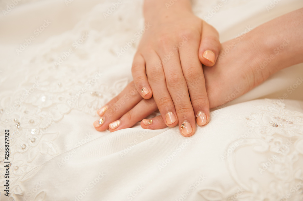 ウェディングドレスと花嫁の手 結婚式 ブライダル ウェディングドレスと花嫁の手 結婚式 ブライダル