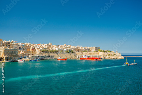 Fototapeta Naklejka Na Ścianę i Meble -  Valletta bay and waterfront view from Birgu