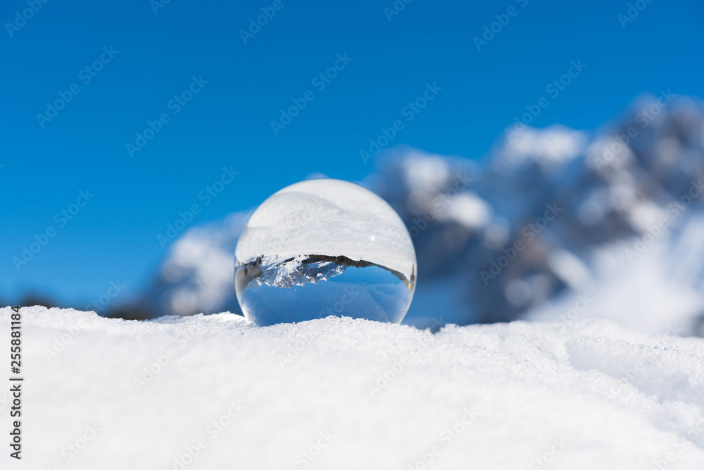 Winterliche Berge in der Glaskugel Winterliche Berge in der Glaskugel