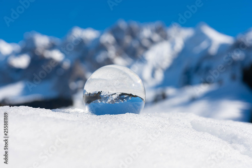 Winterliche Berge in der Glaskugel © SKatzenberger