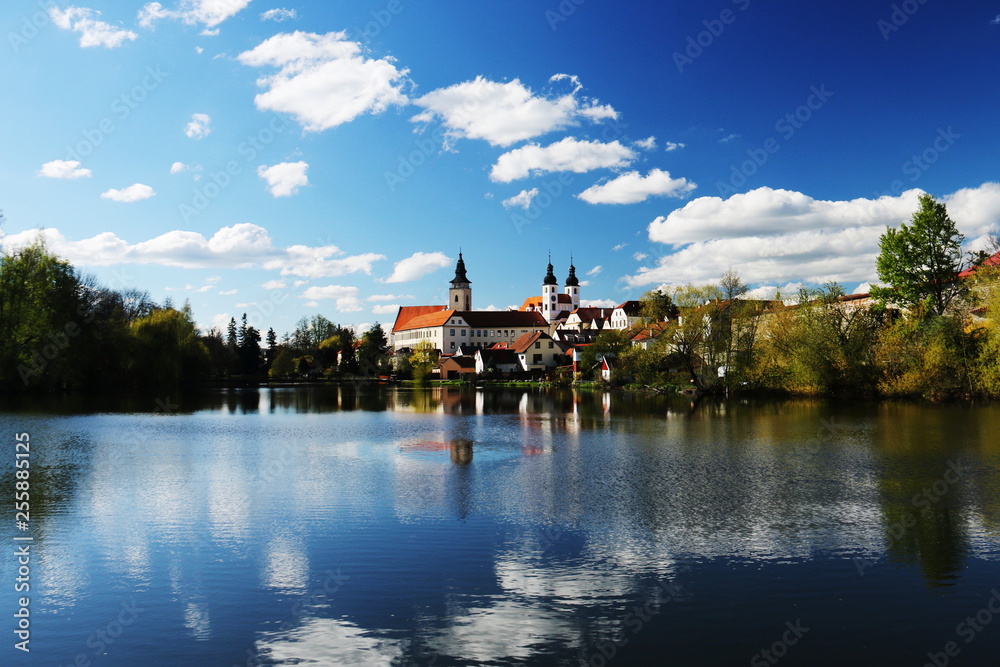チェコ　テルチ 池と教会,城のある風景