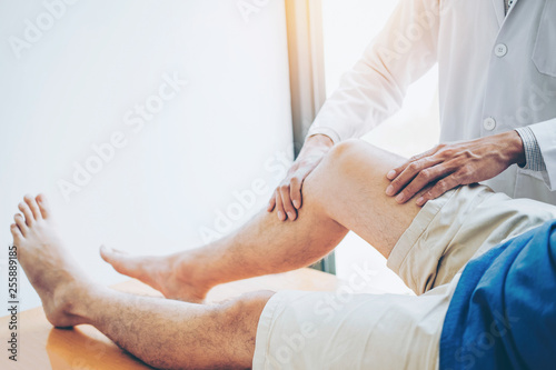 Physical Doctor consulting with patient Knee problems Physical therapy concept photo