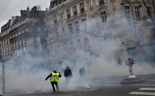 Paris - Yellow Vest Protest - Arc of the triumph 