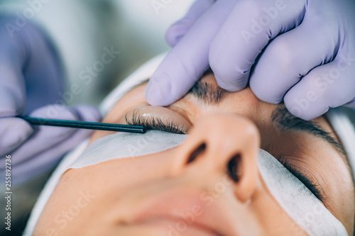 Fotografie Cosmetologist Doing Lash Lifting