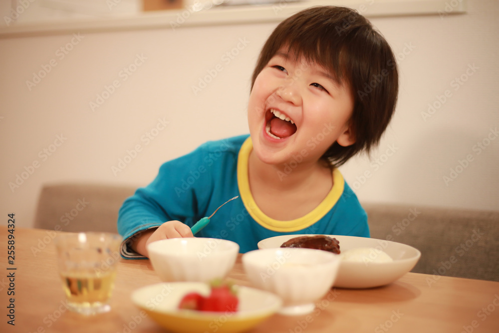 食事する男の子