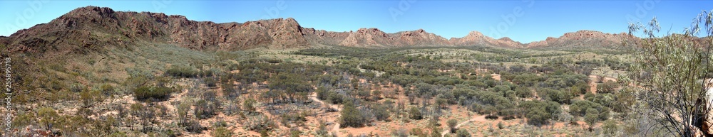 Panorama vom Gosses - Bluff - Krater in den MacDonnell Ranges in Australien 