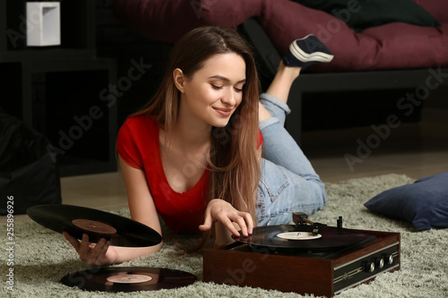 Young woman with old record...
