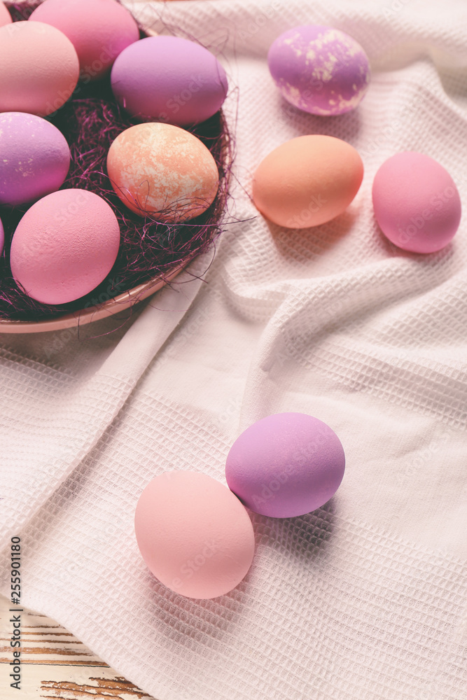 Obraz premium Plate with Easter eggs on table