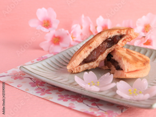 桜のあんこが入ったどら焼き（Dorayaki)（桜の季節限定の日本の伝統的なお菓子） photo