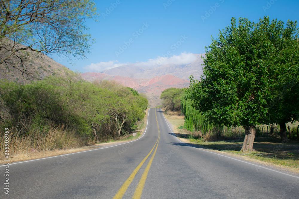 Nord Argentinien - September 2014: Leere Asphaltstraße in den Bergen auf dem Weg nach Salta