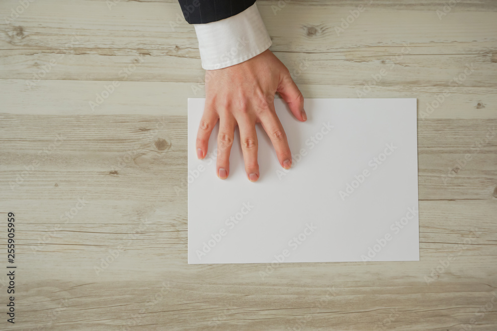 Person who puts out documents while angry. Business person receiving documents while angry. 怒って書類を出す人 怒りながら書類を受け取る人 Person who puts out documents while angry. Business person receiving documents while angry. 怒って書類を出す人 怒りながら書類を受け取る人