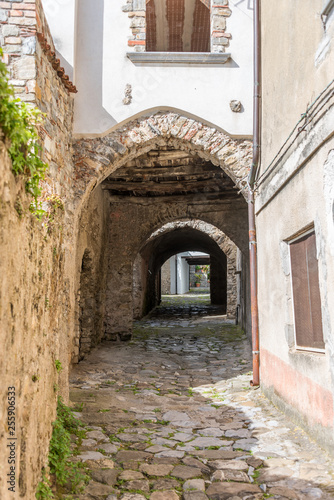 Fototapeta Naklejka Na Ścianę i Meble -  Ancient Street and Archway in Southern Italy